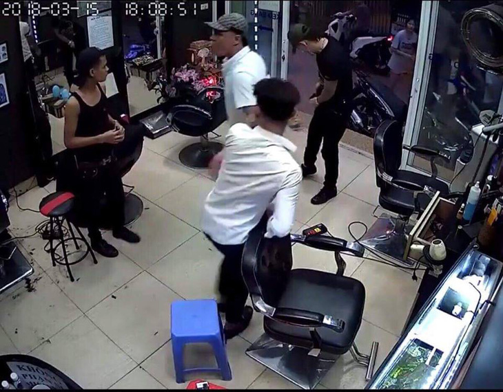 Bắt 2 thanh niên dùng súng bắn trọng thương chủ tiệm tóc - Ảnh 1.