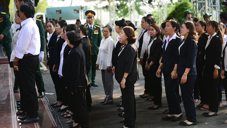 Người dân ngậm ngùi tiếc thương nguyên Thủ tướng Phan Văn Khải - Ảnh 4.