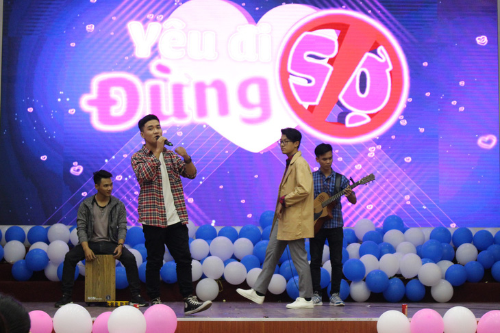Bạn trẻ Sài Gòn thích thú với gameshow “Yêu đi - Đừng sợ” - Ảnh 3.