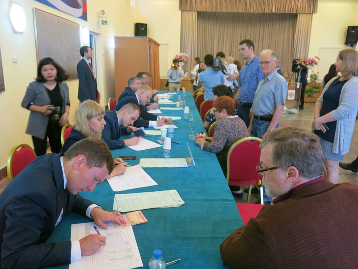 Người Nga bỏ phiếu bầu tổng thống ở Hà Nội - Ảnh 1.