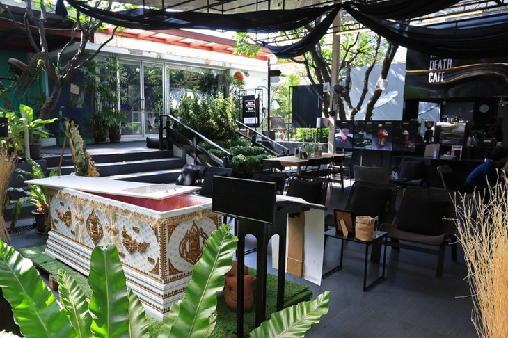 Đi Bangkok uống cà phê ở quán cà phê đám tang - Ảnh 3.