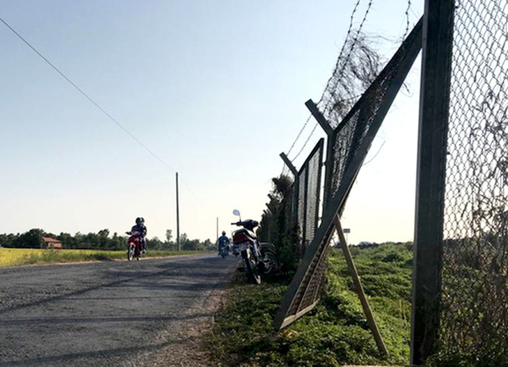 Hàng rào an toàn cao tốc TP.HCM - Trung Lương bị phá hoại nghiêm trọng - Ảnh 2.