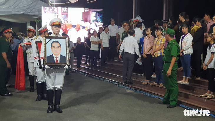 Người dân ra đường tiễn cố Thủ tướng Phan Văn Khải - Ảnh 5.