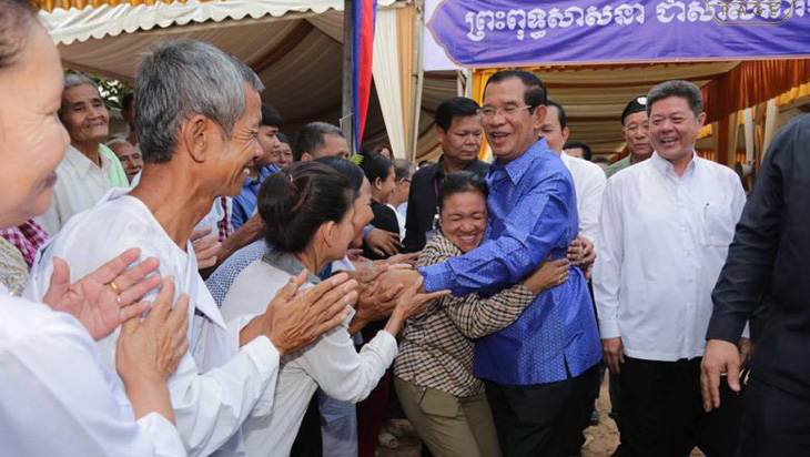 Thủ tướng Campuchia hứa thưởng cho tất cả công chức - Ảnh 3.