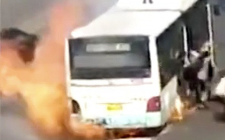 Xe buýt cháy giữa đường, hành khách tháo chạy trối chết