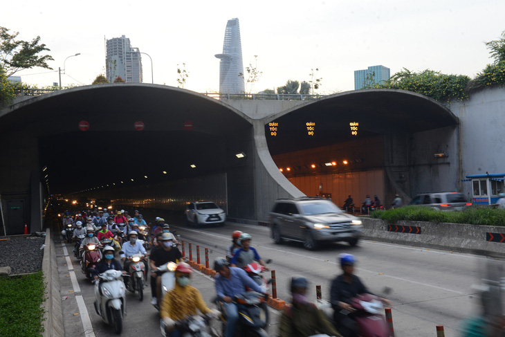 TP cấm xe máy qua hầm sông Sài Gòn phục vụ bắn pháo hoa lễ 30-4 - Ảnh 1.