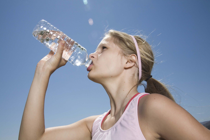Uống nước đúng cách để tránh trụy tim - Ảnh 1.