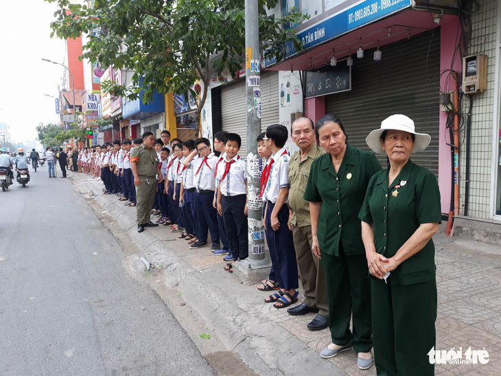 Hàng ngàn người tiễn cố Thủ tướng Phan Văn Khải về đất mẹ - Ảnh 14.