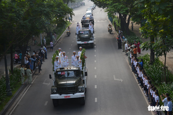 Hàng ngàn người tiễn cố Thủ tướng Phan Văn Khải về đất mẹ - Ảnh 12.