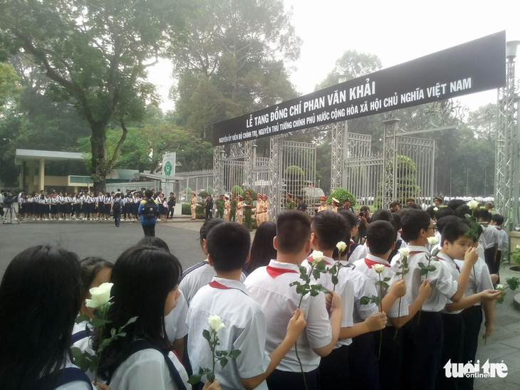 Hàng ngàn người tiễn cố Thủ tướng Phan Văn Khải về đất mẹ - Ảnh 9.