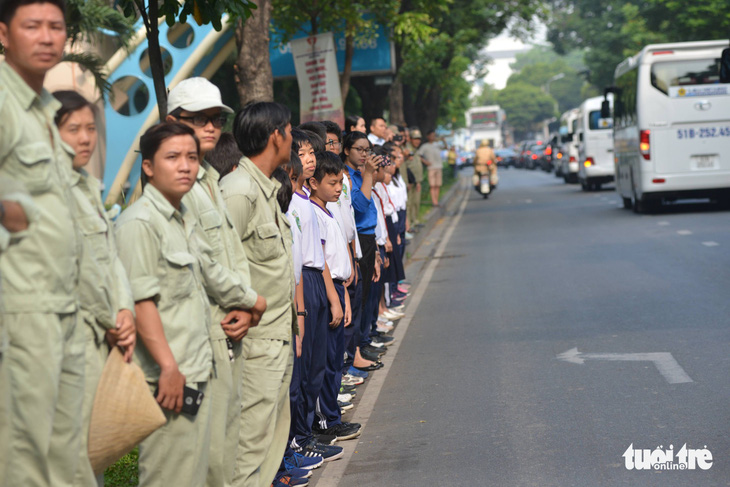 Hàng ngàn người tiễn cố Thủ tướng Phan Văn Khải về đất mẹ - Ảnh 13.