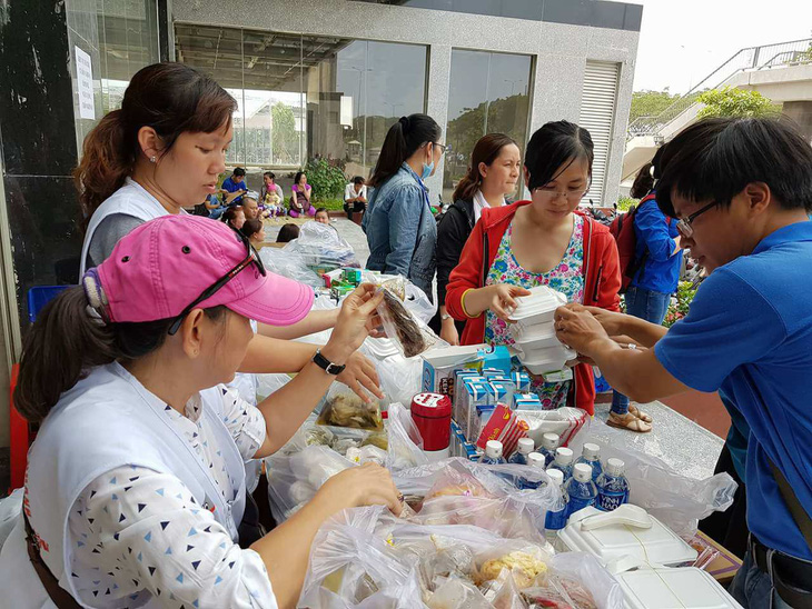 Vụ cháy chung cư Carina quận 8: đồ ăn miễn phí tặng người hoạn nạn - Ảnh 1.