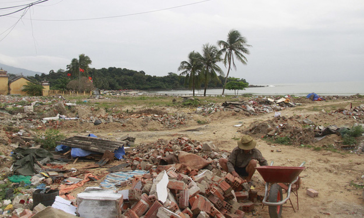 Tháo dỡ hàng rào dự án resort bịt lối xuống biển Đà Nẵng - Ảnh 3.