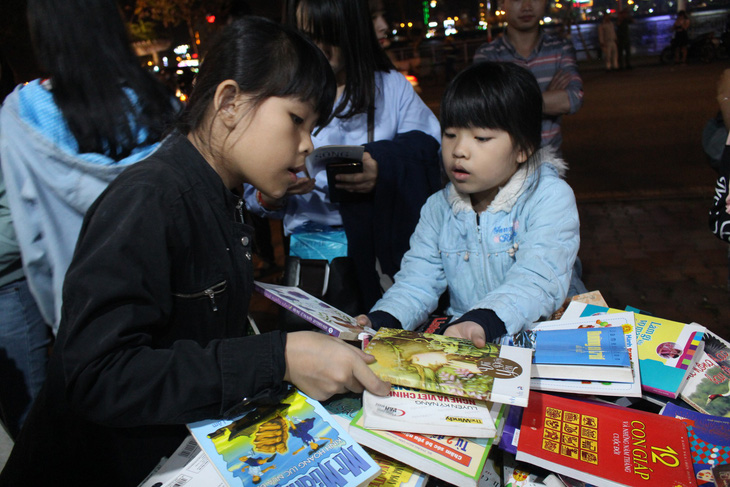 Người dân Đà Nẵng chen chân mua sách 39.000 đồng/kg - Ảnh 3.