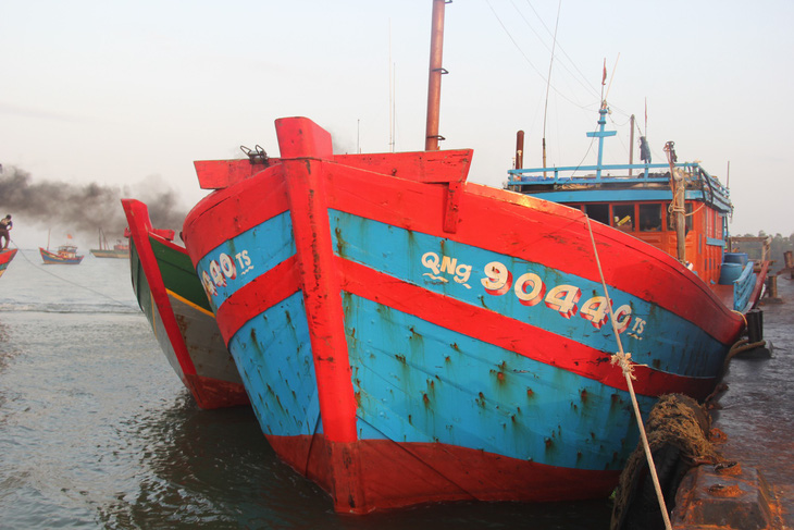 Ngư dân Quảng Ngãi tố bị tàu Trung Quốc cướp phá ở Hoàng Sa - Ảnh 11.