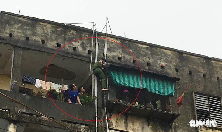 Cháy chung cư cũ ở Nghệ An, hàng chục người chạy thoát thân - Ảnh 2.