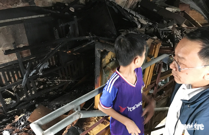 Cháy chung cư cũ ở Nghệ An, hàng chục người chạy thoát thân - Ảnh 3.