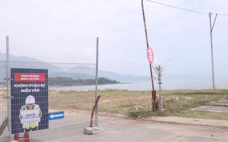 Tháo dỡ hàng rào dự án resort bịt lối xuống biển Đà Nẵng
