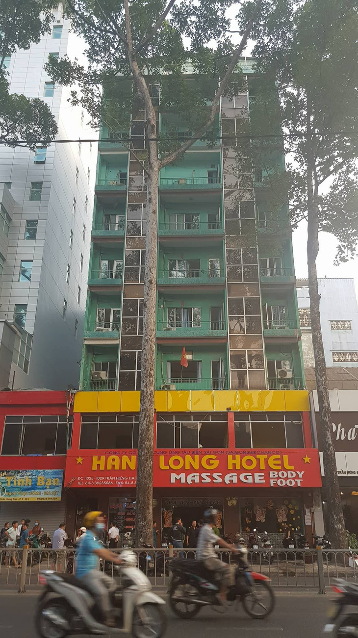 Giải cứu 11 người nước ngoài trong khách sạn 8 tầng bốc cháy - Ảnh 3.