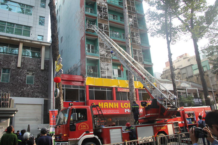 Giải cứu 11 người nước ngoài trong khách sạn 8 tầng bốc cháy - Ảnh 1.
