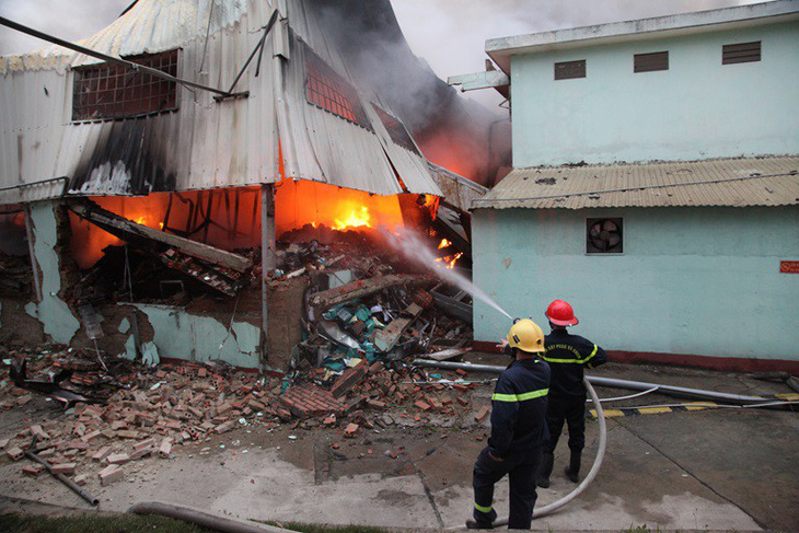 Cháy rụi 4 nhà xưởng công ty may Hàn Quốc ở Vĩnh Phúc - Ảnh 2.