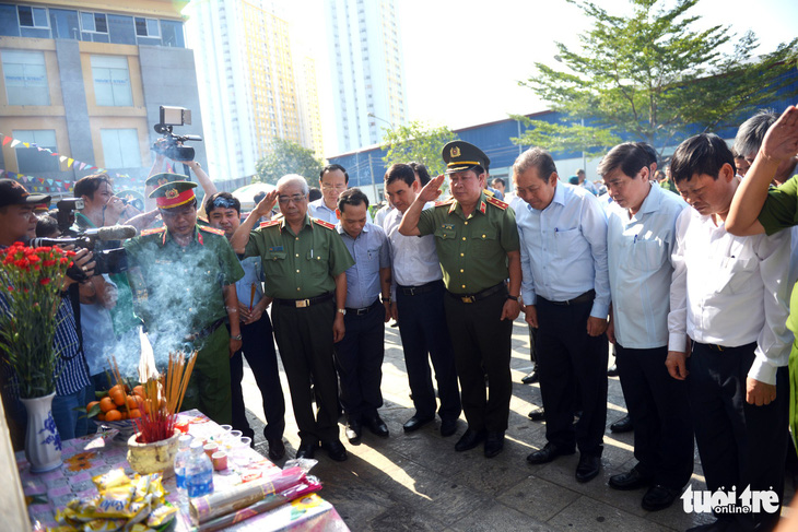 Phó thủ tướng Trương Hòa Bình thăm nạn nhân vụ cháy chung cư Carina - Ảnh 1.