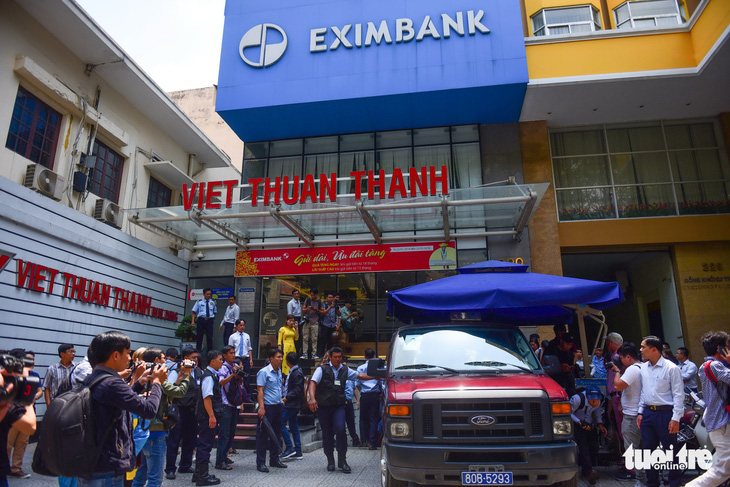 Nhân viên Eximbank bị bắt, chủ sổ gửi 245 tỉ đồng nói gì? - Ảnh 1.