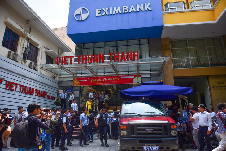 Khởi tố thêm 3 người liên quan vụ khách mất 245 tỉ ở Eximbank - Ảnh 1.