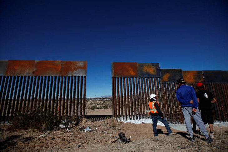 Ông Trump muốn rút ngân sách quốc phòng xây tường biên giới - Ảnh 1.