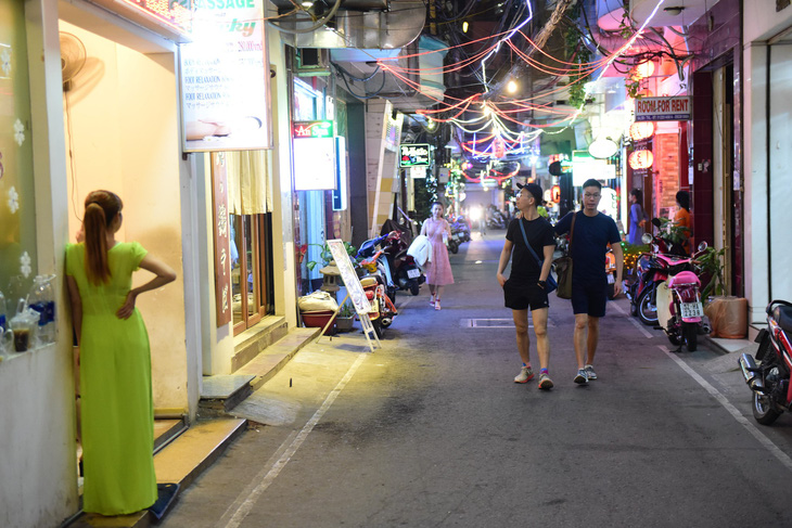 Bar kiểu Nhật ở Sài Gòn: Nhu cầu giải tỏa cô đơn - Ảnh 1.
