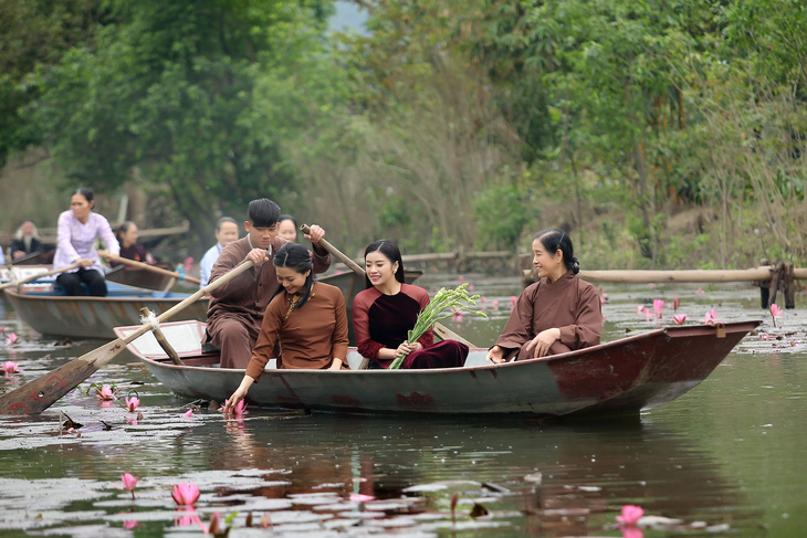 Nhà sư trụ trì chùa Hương tham gia trong MV Lạy mẹ Quan Âm - Ảnh 3.