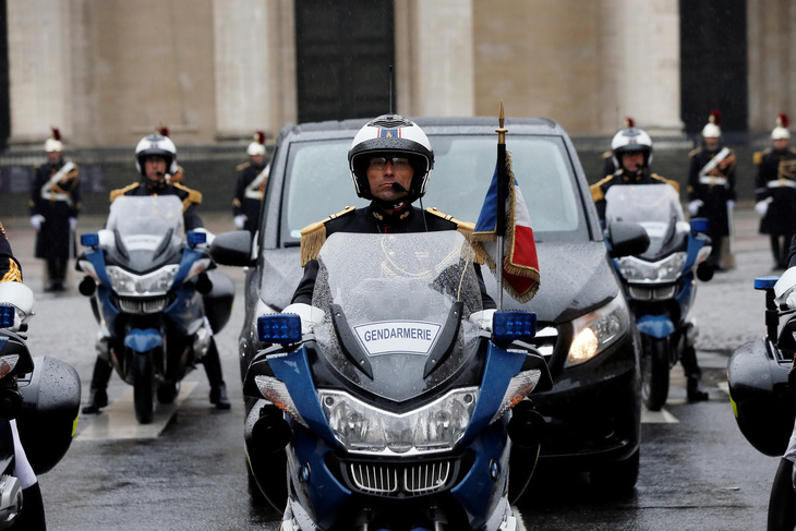 Cả nước Pháp xúc động tưởng niệm vị trung tá hi sinh cứu dân - Ảnh 5.