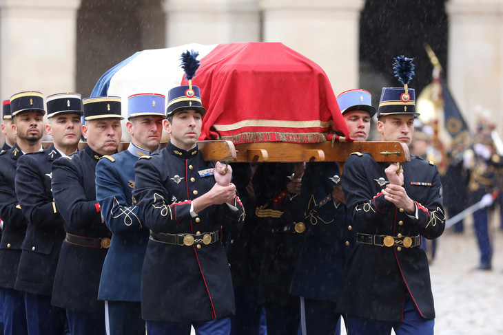 Cả nước Pháp xúc động tưởng niệm vị trung tá hi sinh cứu dân - Ảnh 2.