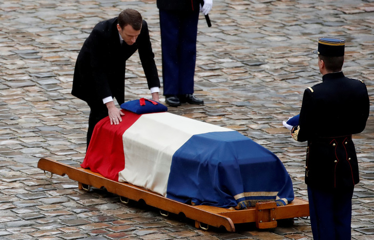 Cả nước Pháp xúc động tưởng niệm vị trung tá hi sinh cứu dân - Ảnh 1.