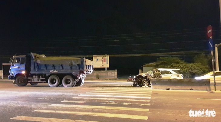 Hơn chục người giải cứu bốn nạn nhân trong ôtô biến dạng - Ảnh 2.