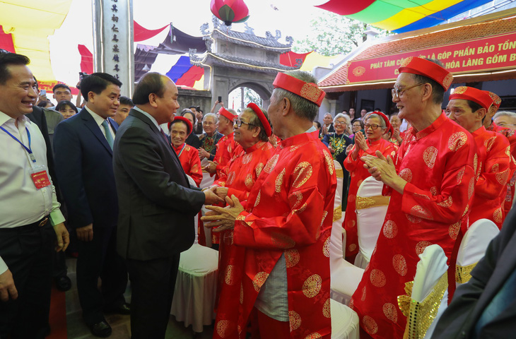 Thủ tướng Nguyễn Xuân Phúc: Tôi đến đây để quảng bá gốm sứ Bát Tràng - Ảnh 4.