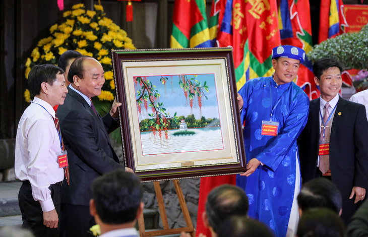Thủ tướng Nguyễn Xuân Phúc: Tôi đến đây để quảng bá gốm sứ Bát Tràng - Ảnh 6.