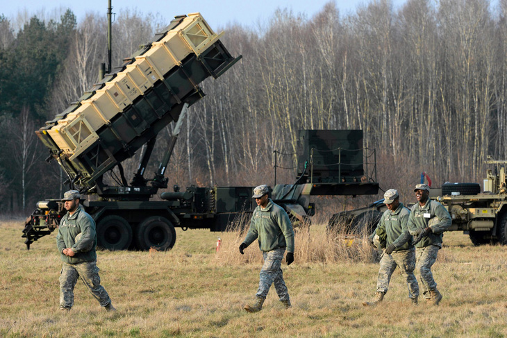 Ba Lan mua 4,75 tỉ USD tên lửa của Mỹ - Ảnh 1.