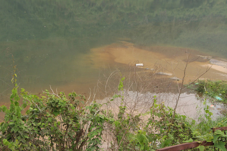 Sông Mã bị hàng loạt cơ sở chế biến lâm sản đầu độc - Ảnh 3.