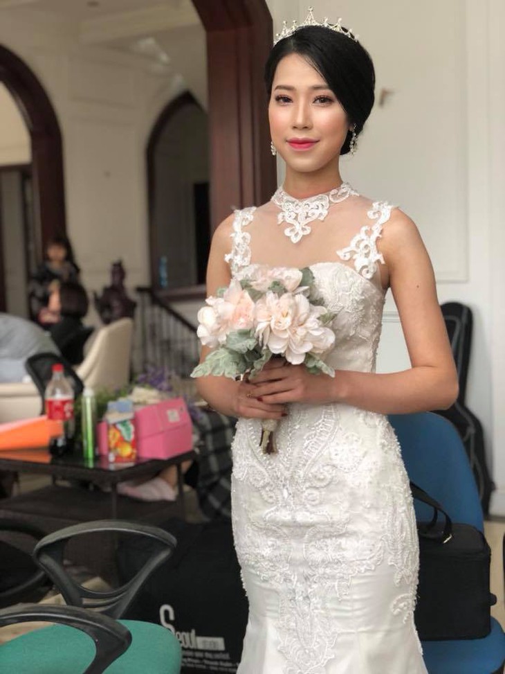 Chú rể có tâm nhất năm, tự trang điểm cho vợ khi chụp ảnh cưới - Ảnh 2. Chú rể có tâm nhất năm, tự trang điểm cho vợ khi chụp ảnh cưới - Ảnh 2.