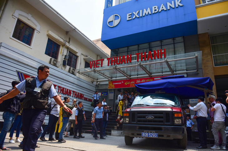 Eximbank thay giám đốc chi nhánh TP.HCM sau vụ khách mất 245 tỉ - Ảnh 1.