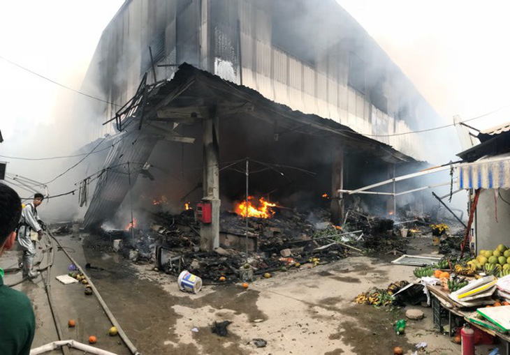 Cháy lớn tại chợ Quang ở xã Thanh Liệt, Hà Nội - Ảnh 2.