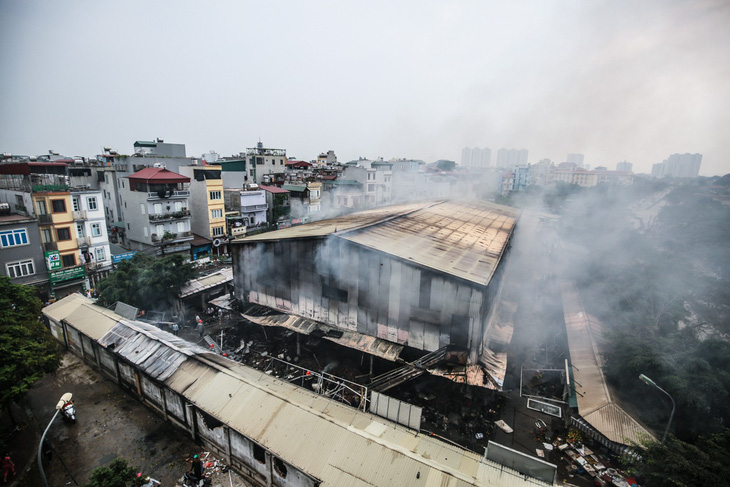 Cảnh tan hoang sau vụ cháy chợ Quang - Ảnh 1.