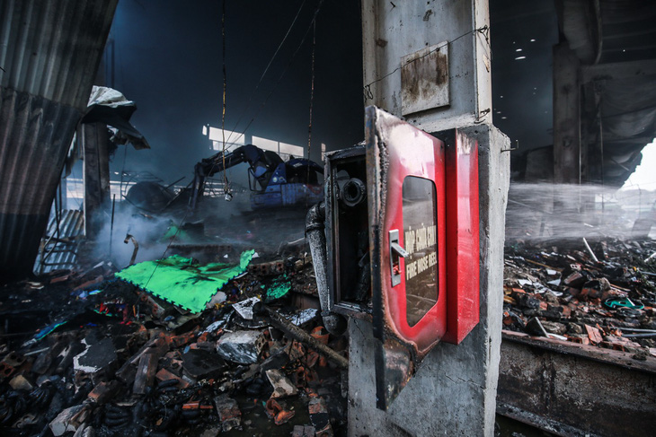 Cảnh tan hoang sau vụ cháy chợ Quang - Ảnh 2.