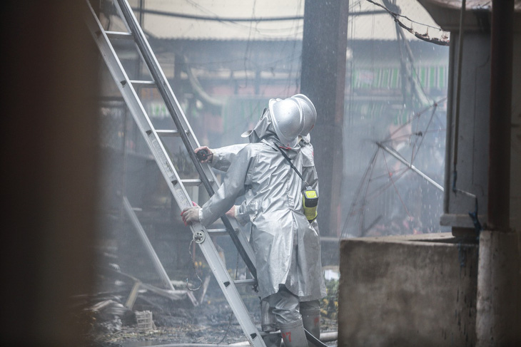 Cảnh tan hoang sau vụ cháy chợ Quang - Ảnh 8.