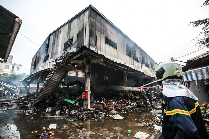 Cảnh tan hoang sau vụ cháy chợ Quang - Ảnh 4.