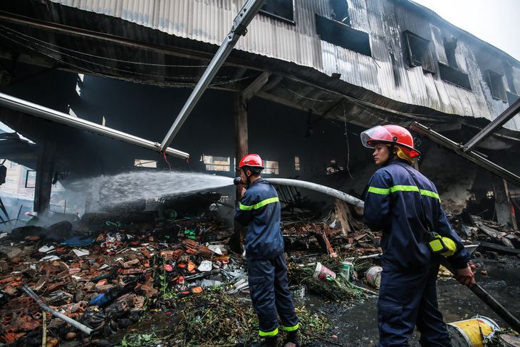 Cảnh tan hoang sau vụ cháy chợ Quang - Ảnh 7.