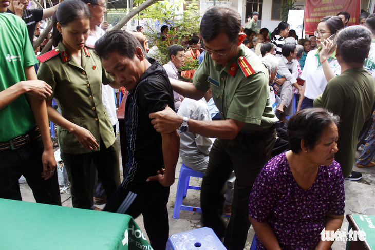 Công an Cần Thơ tặng quà, khám bệnh miễn phí cho người nghèo - Ảnh 1.