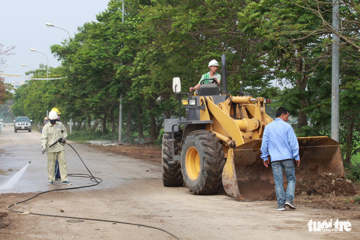 Hà Nội dọn sạch nội tạng ruồi bu, tạm dừng giết mổ nếu tái diễn - Ảnh 4.