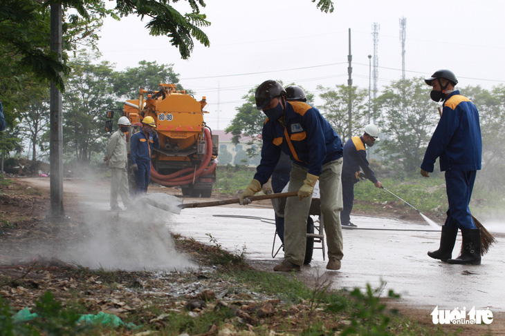 Hà Nội dọn sạch nội tạng ruồi bu, tạm dừng giết mổ nếu tái diễn - Ảnh 2.